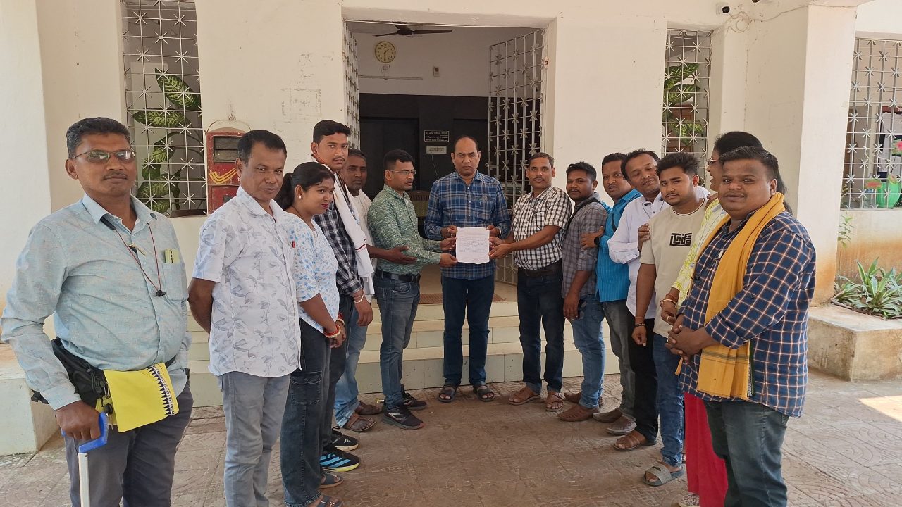 Press Club submits demand letter to District Collector through Sub Collector demanding postponement of transfer of Information and Public Relations Officer.
