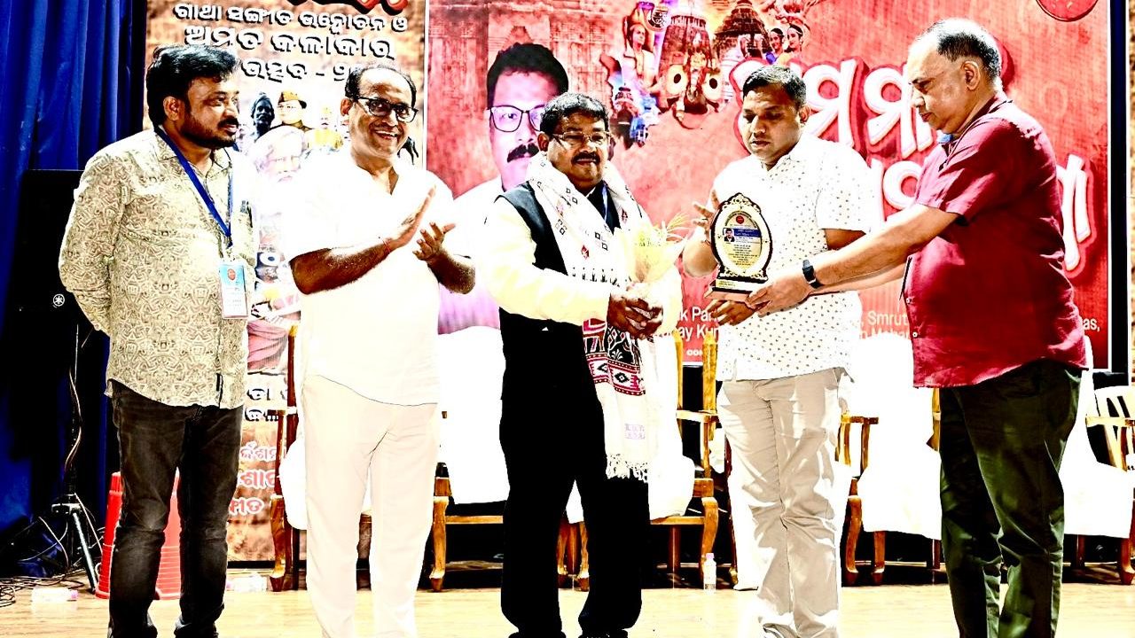 Engineer Akshaya Samal receives Prestigious Amruta Kalakar Award
