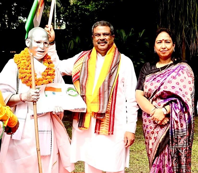 Silver Gandhi dedicates Eleven Years of Padayatra to PM Narendra Modi