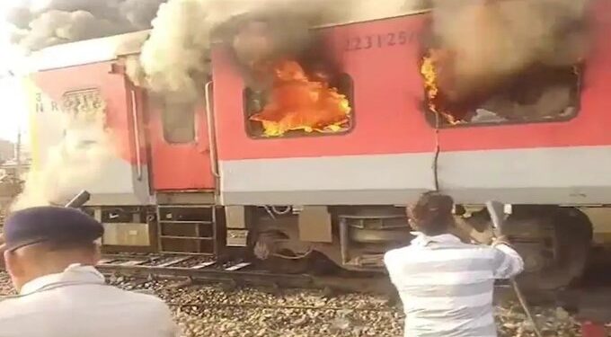 Amritsar–Saharsa Garib Rath Coach Catches Fire in Punjab, Passengers Evacuated